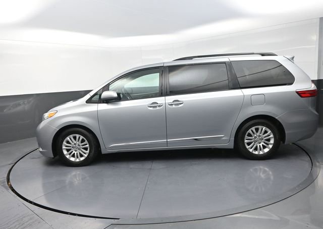 Used 2015 Toyota Sienna XLE w/ XLE Navigation Package image 4