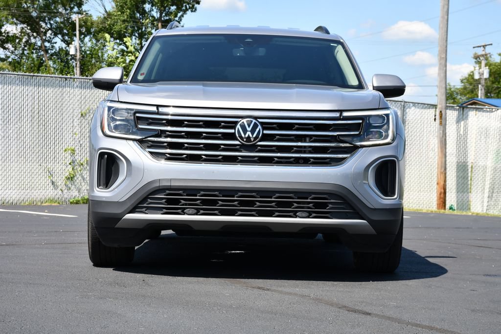 Used 2025 Volkswagen Atlas SE AWD/4WD image 2