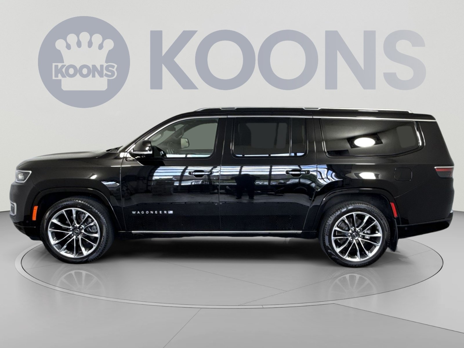Used 2023 Jeep Wagoneer L Series III w/ Premium Group I AWD/4WD image 2