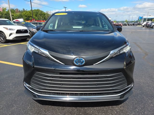 Used 2022 Toyota Sienna XLE FWD image 2