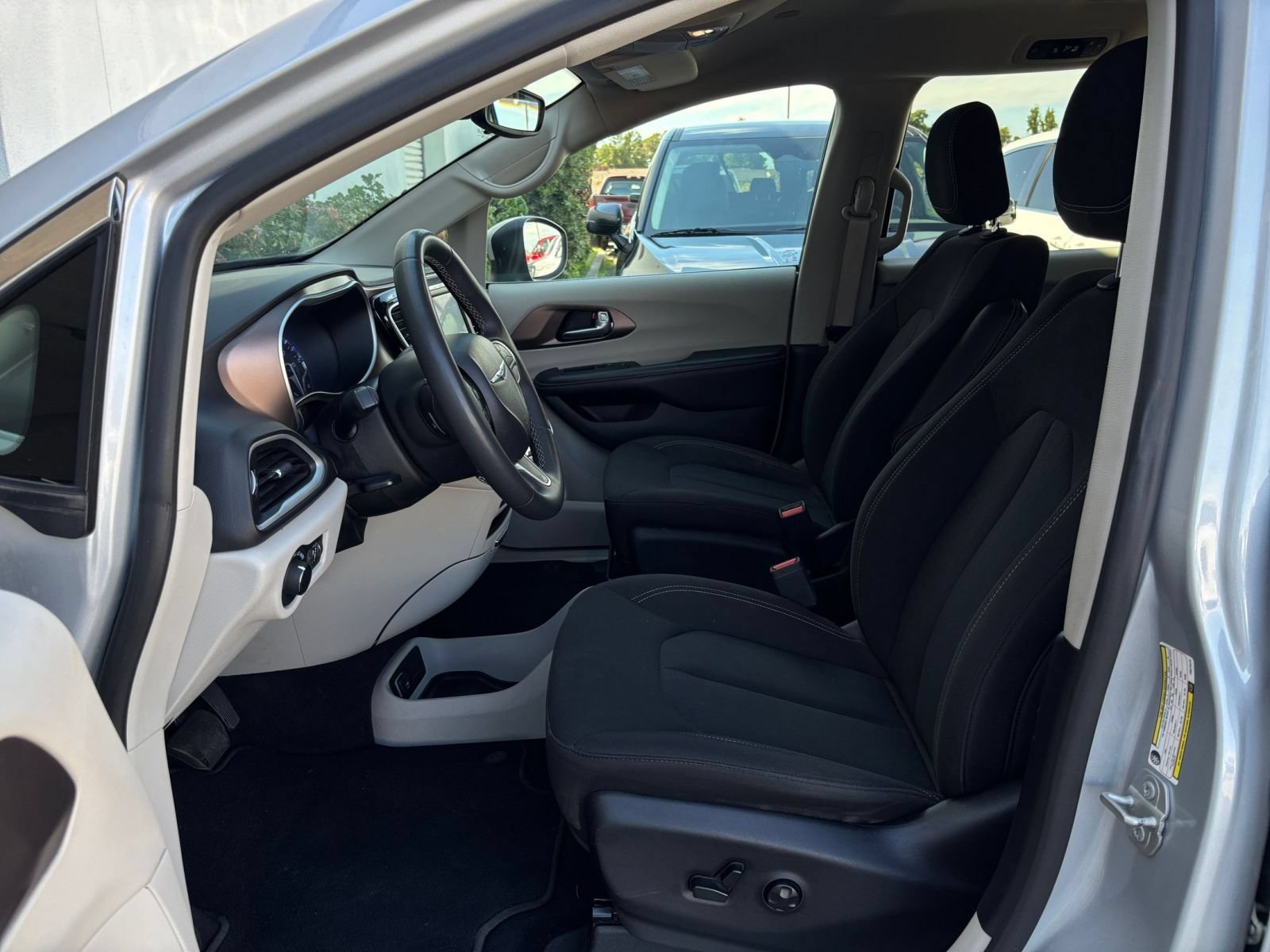 Used 2023 Chrysler Voyager LX FWD image 28