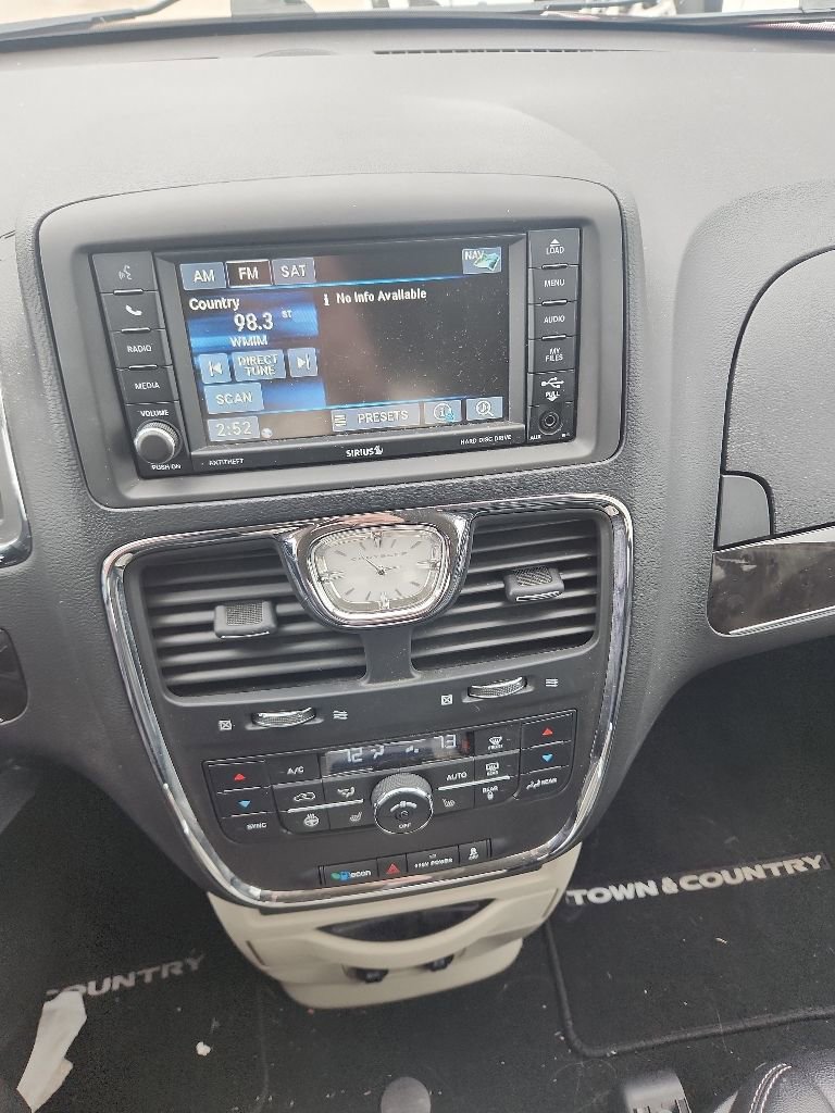 Used 2015 Chrysler Town & Country Touring w/ Driver Convenience Group FWD image 8