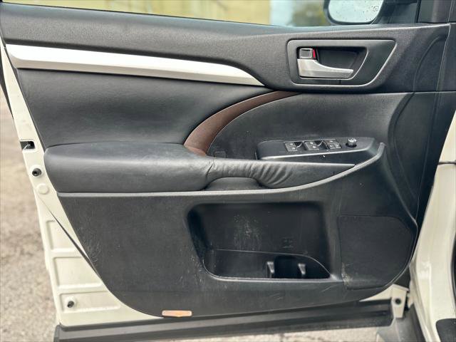 Used 2015 Toyota Highlander XLE image 17
