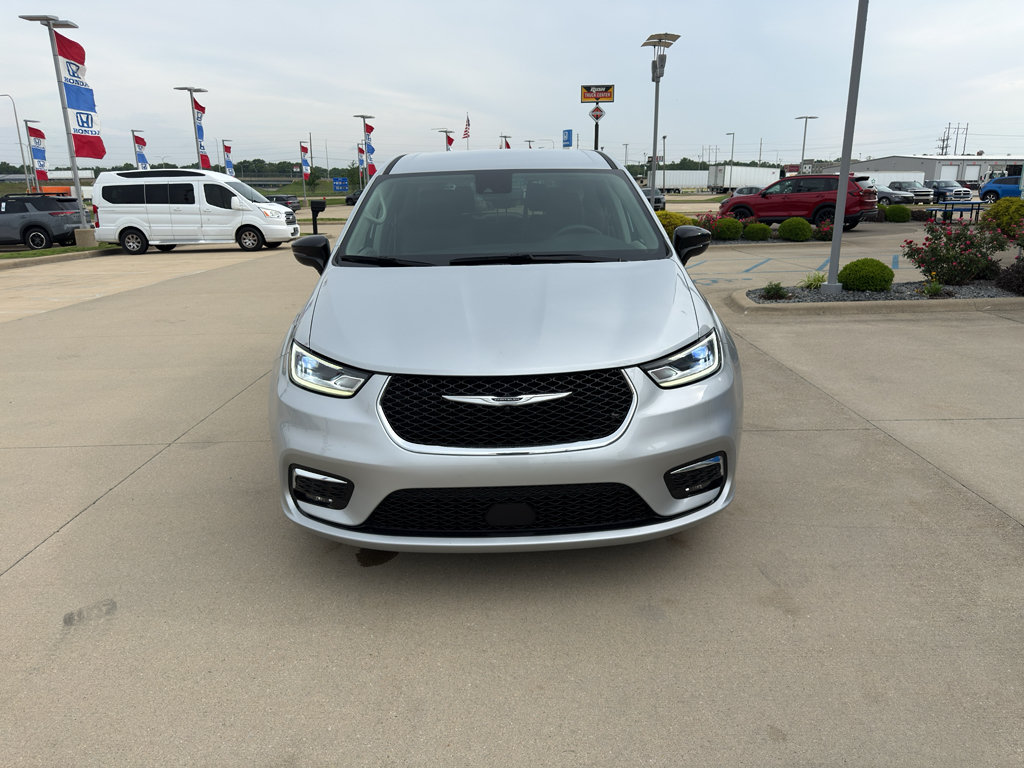 Used 2024 Chrysler Pacifica Touring-L