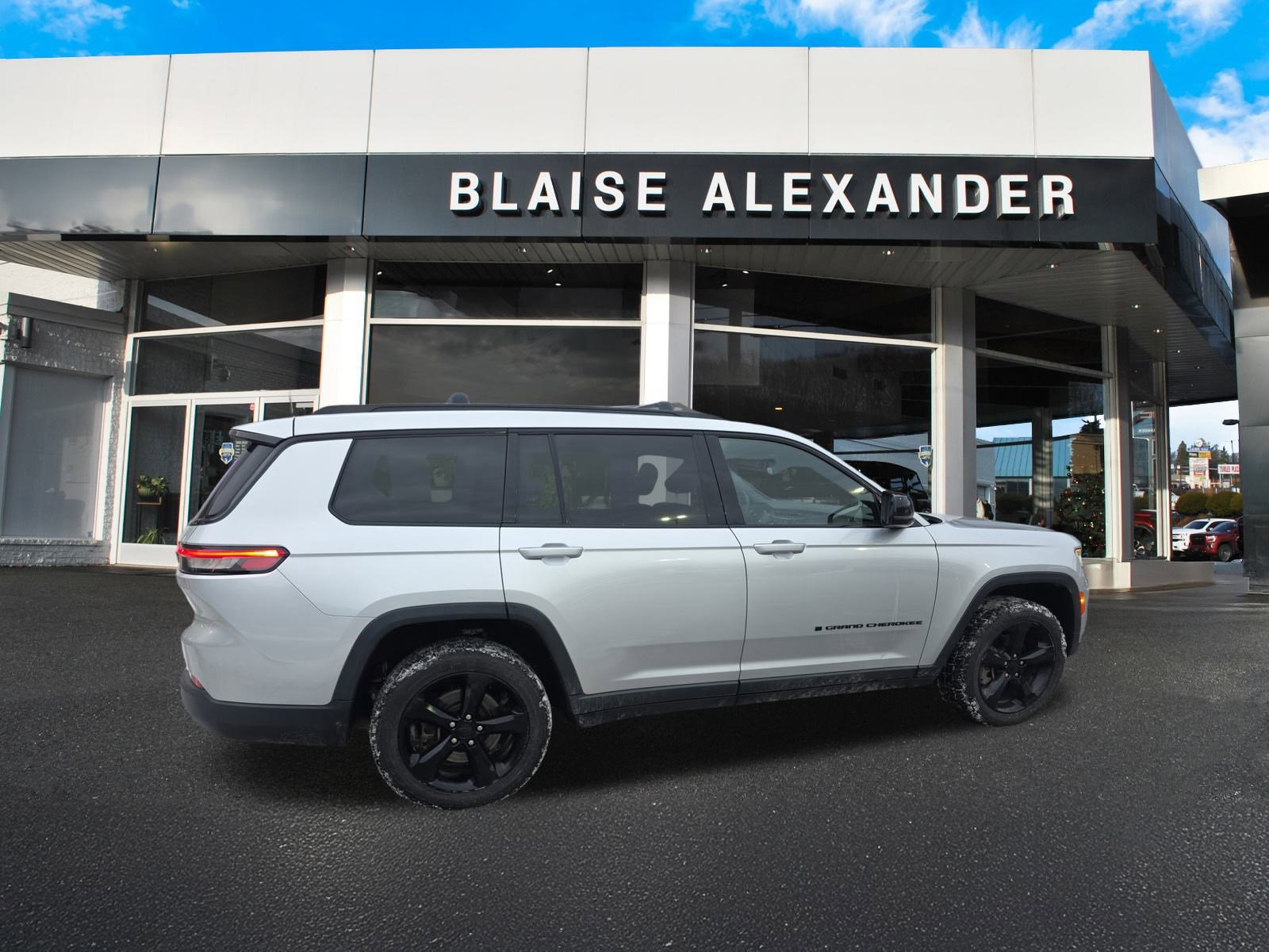 Used 2023 Jeep Grand Cherokee L Laredo image 4