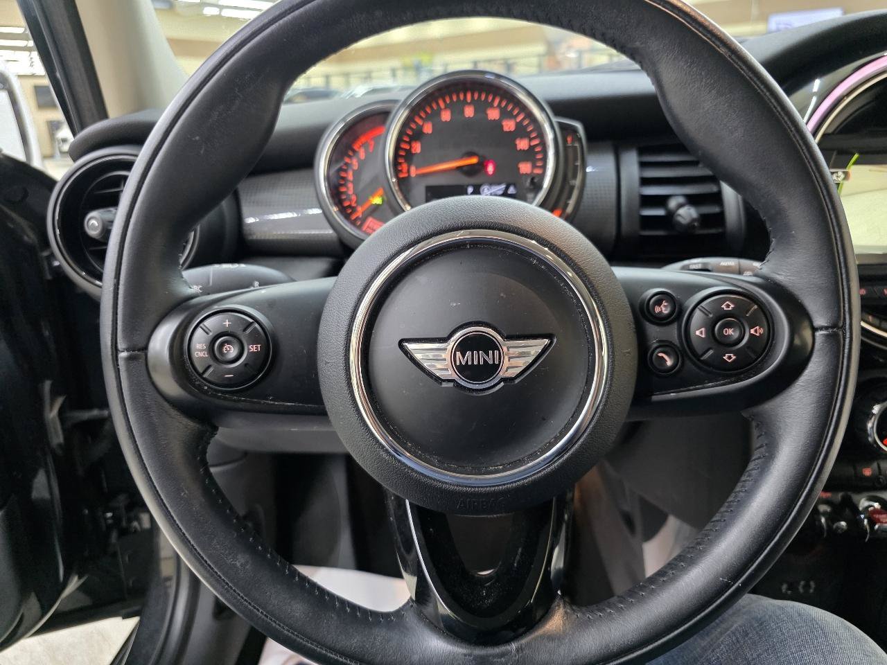 Used 2018 MINI Cooper 4-Door Hardtop w/ Signature Line Package FWD image 27
