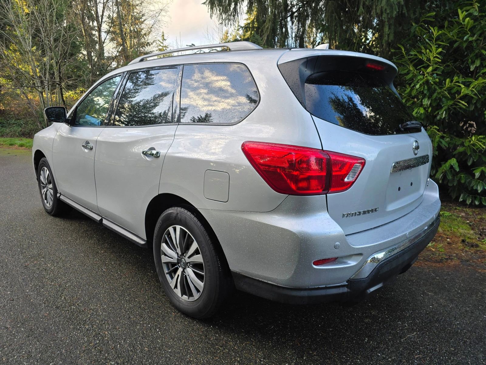 Used 2020 Nissan Pathfinder SL image 3