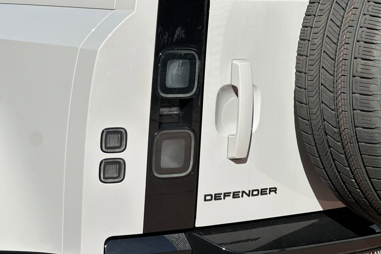 New 2026 Land Rover Defender 110 X-Dynamic SE image 14