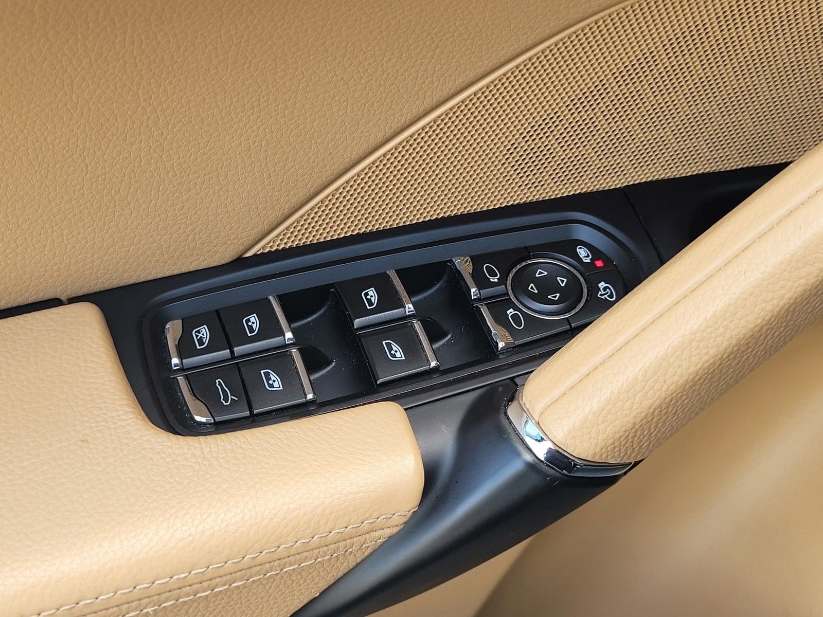 Used 2018 Porsche Cayenne Platinum Edition AWD/4WD image 18