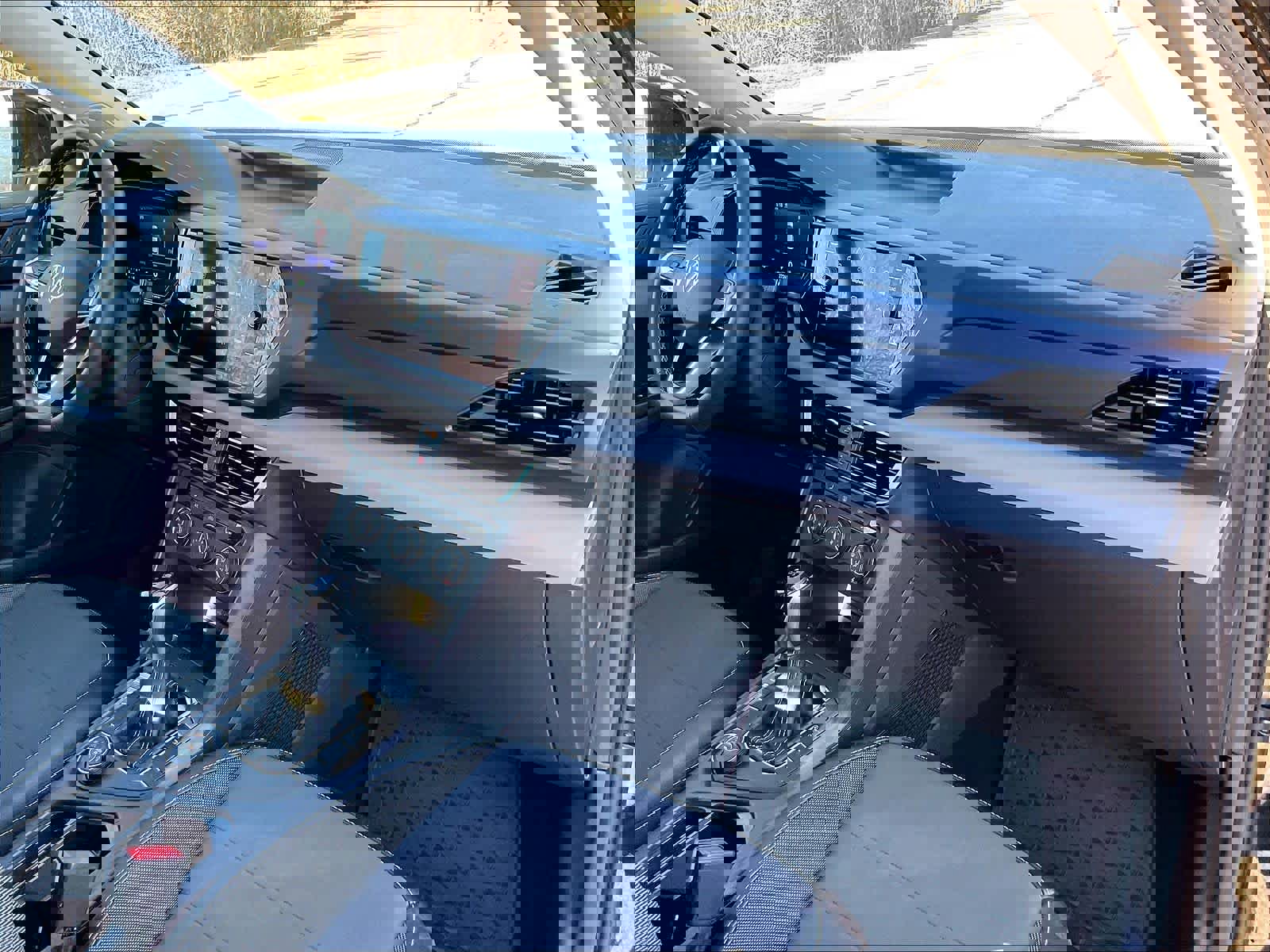 Used 2022 Volkswagen Taos SE w/ Panoramic Sunroof Package image 14