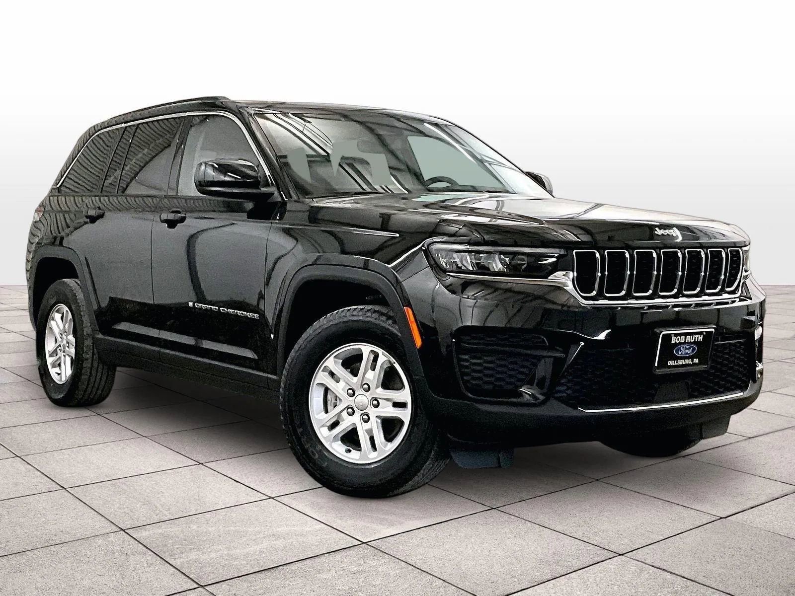 Used 2023 Jeep Grand Cherokee Laredo image 2