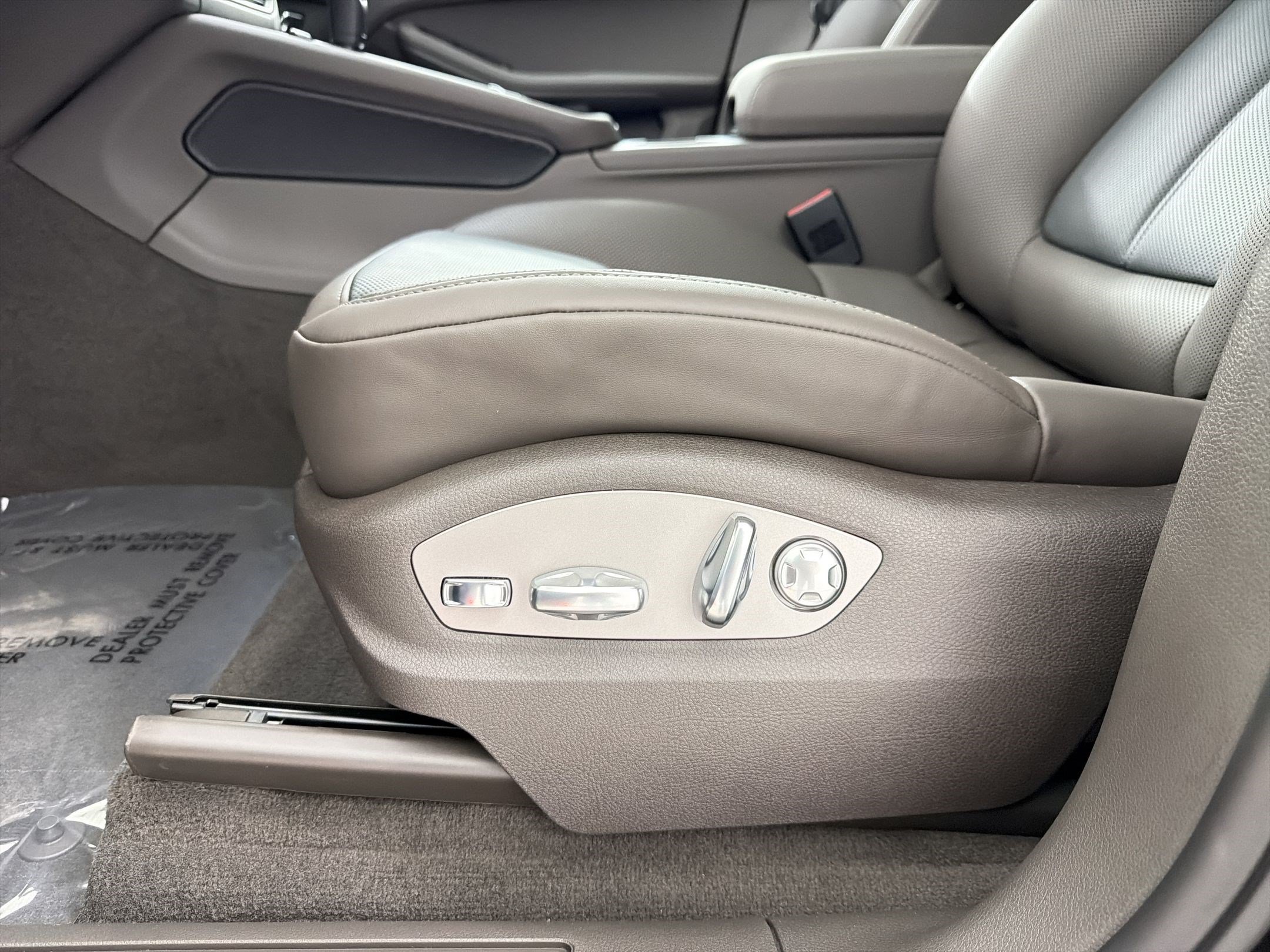 New 2026 Porsche Macan AWD/4WD image 12