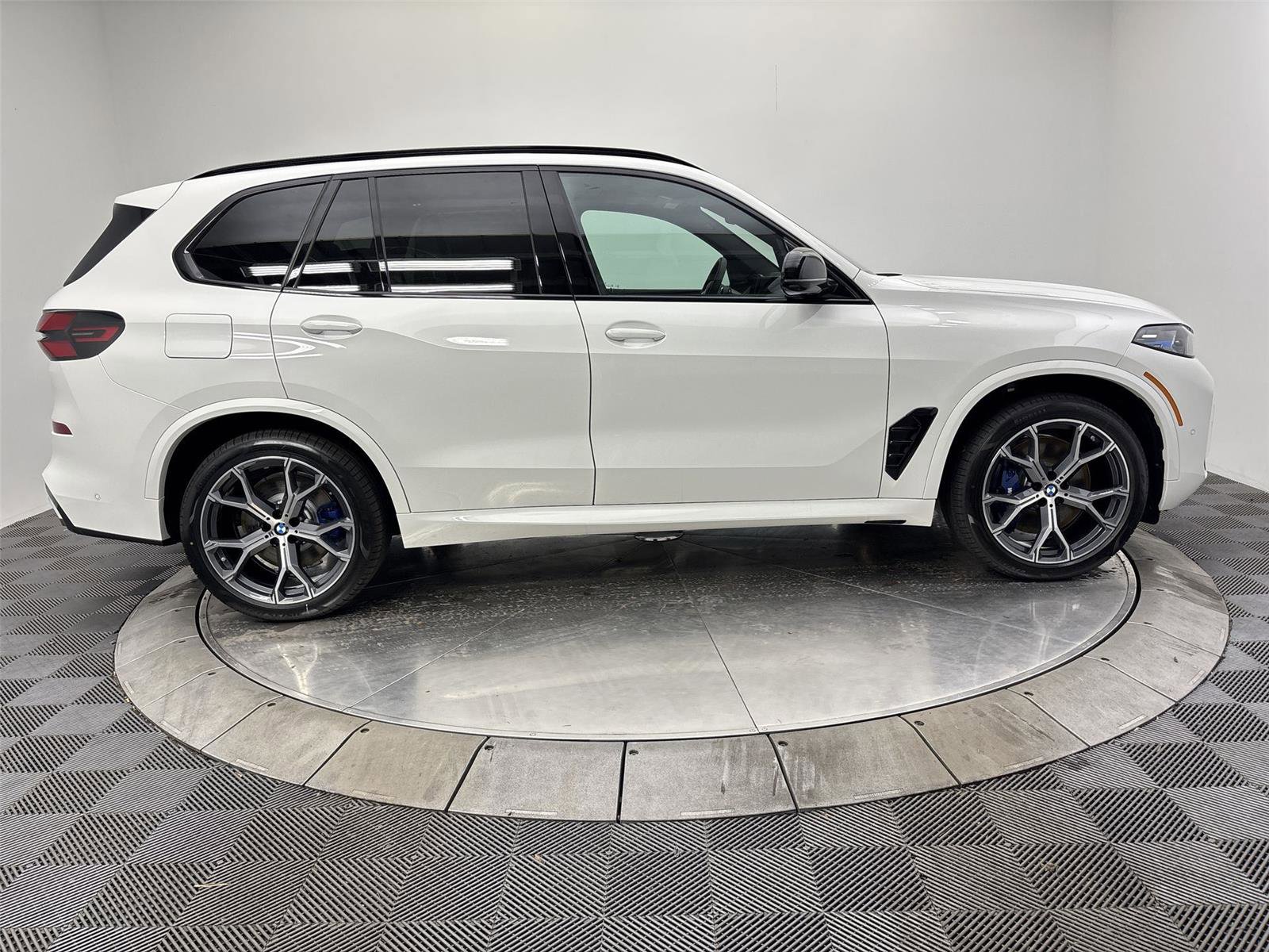 New 2026 BMW X5 M60i image 17