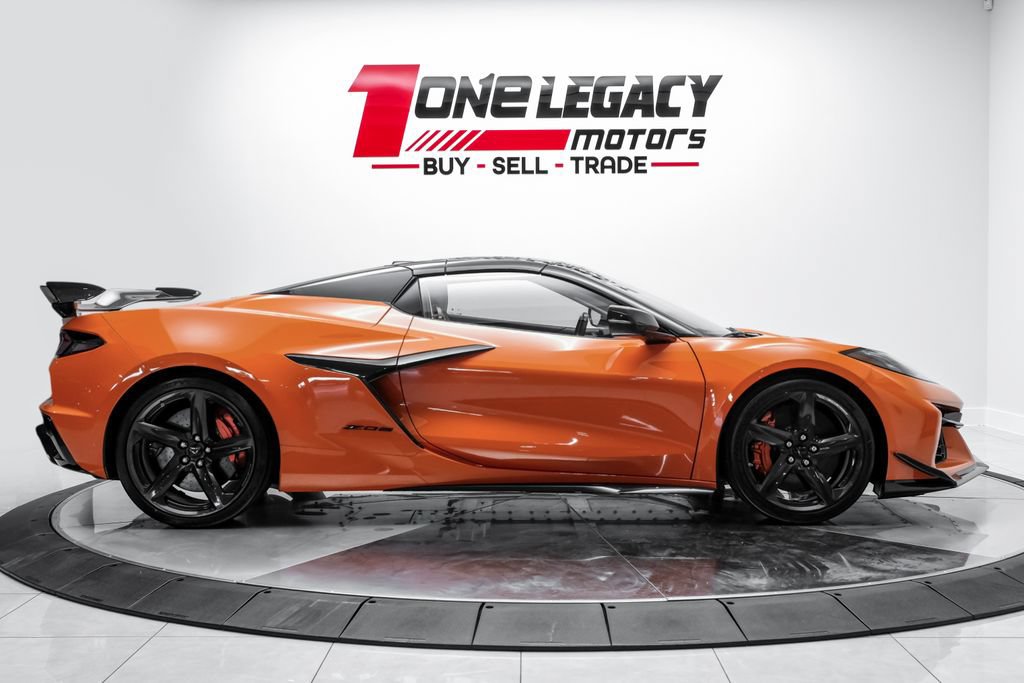 Used 2023 Chevrolet Corvette Z06 w/ Z07 Performance Package RWD image 9