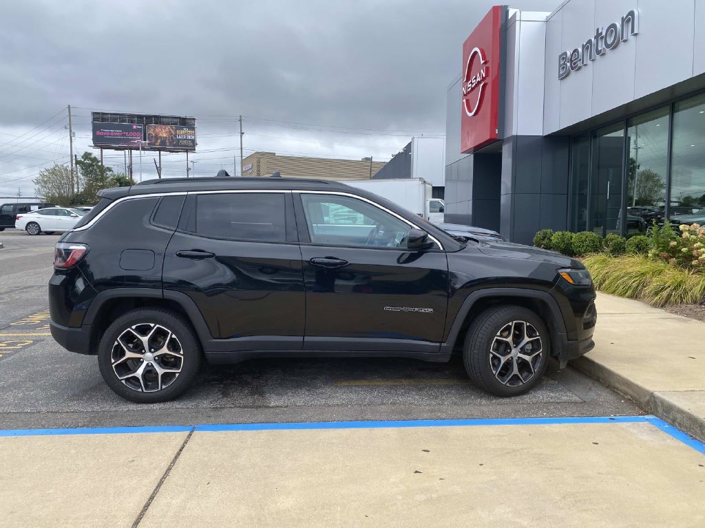 Used 2024 Jeep Compass Latitude AWD/4WD image 2