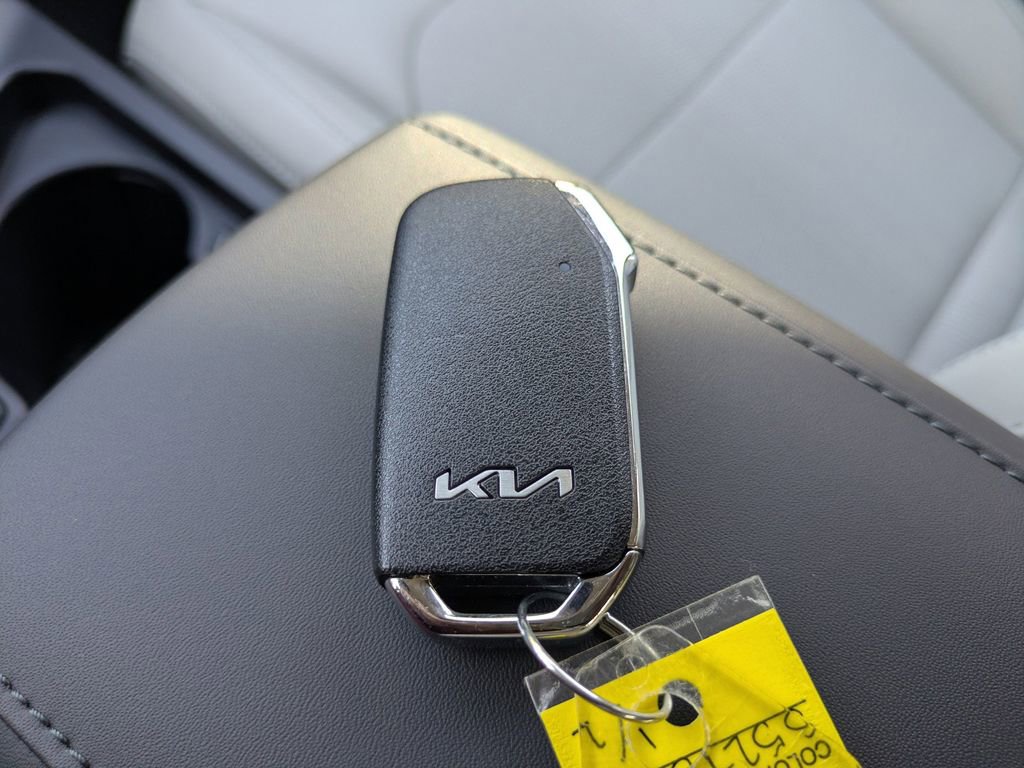 Used 2025 Kia Niro EX image 29