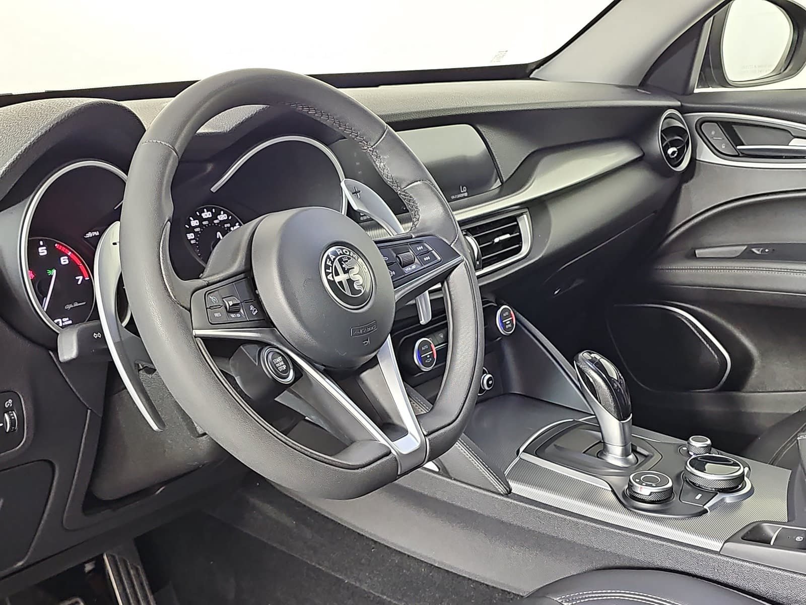 Used 2018 Alfa Romeo Stelvio Sport w/ Quick Order Package 22J Sport AWD/4WD image 16