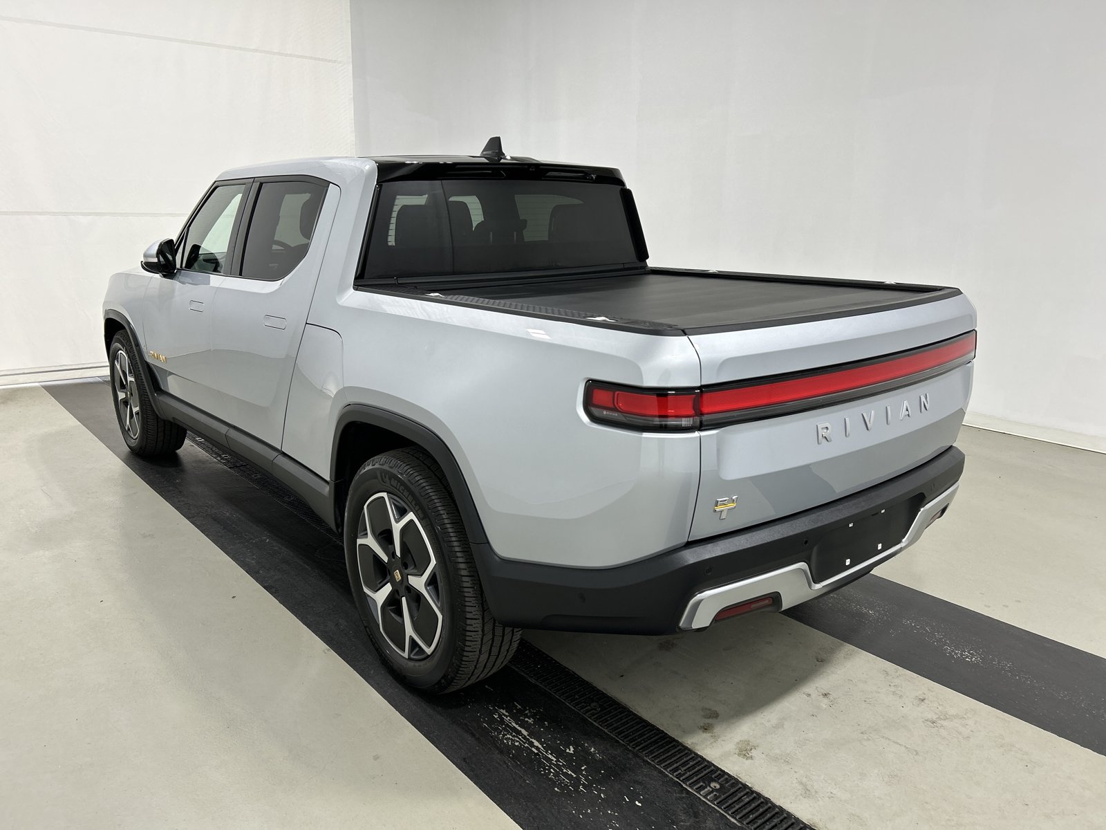 Used 2024 Rivian R1T Adventure AWD/4WD image 3