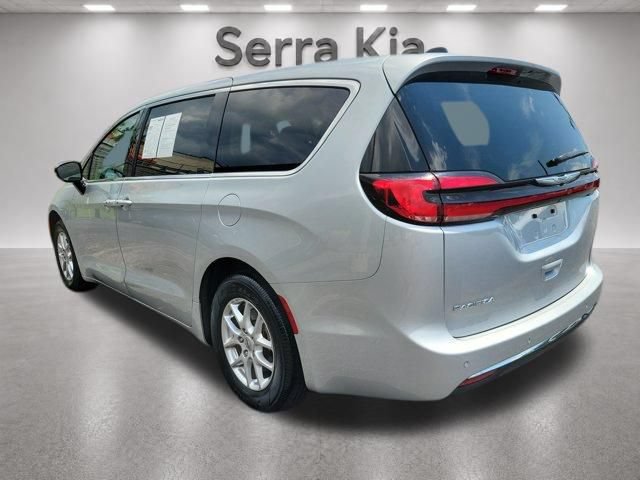 Used 2024 Chrysler Pacifica Touring-L FWD image 3