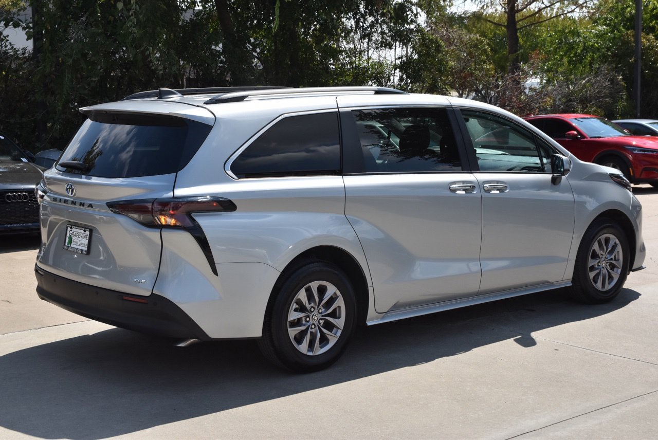 Used 2025 Toyota Sienna XLE FWD image 7