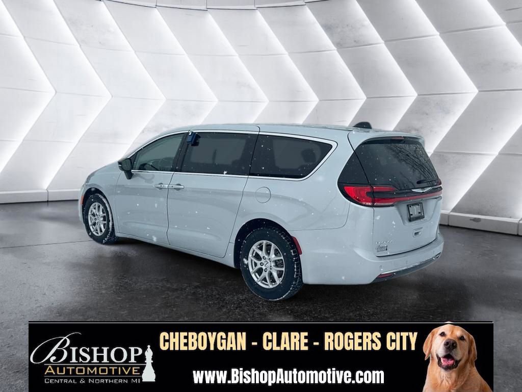Used 2024 Chrysler Pacifica Touring-L FWD image 17