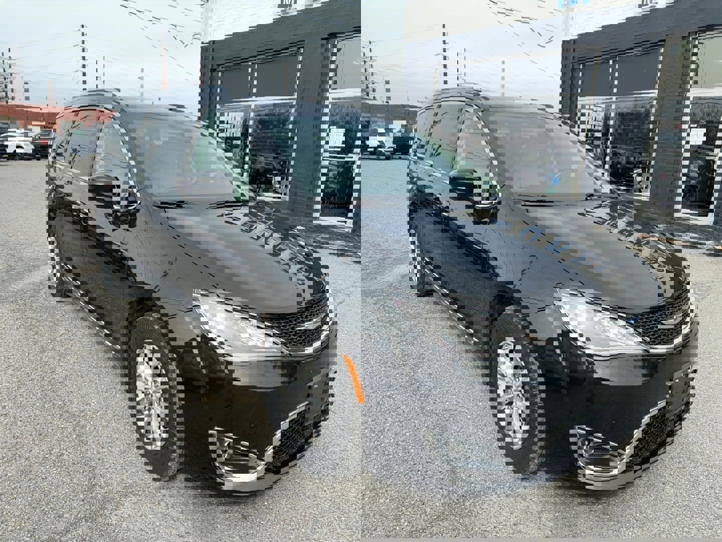 Used 2018 Chrysler Pacifica Touring-L image 8