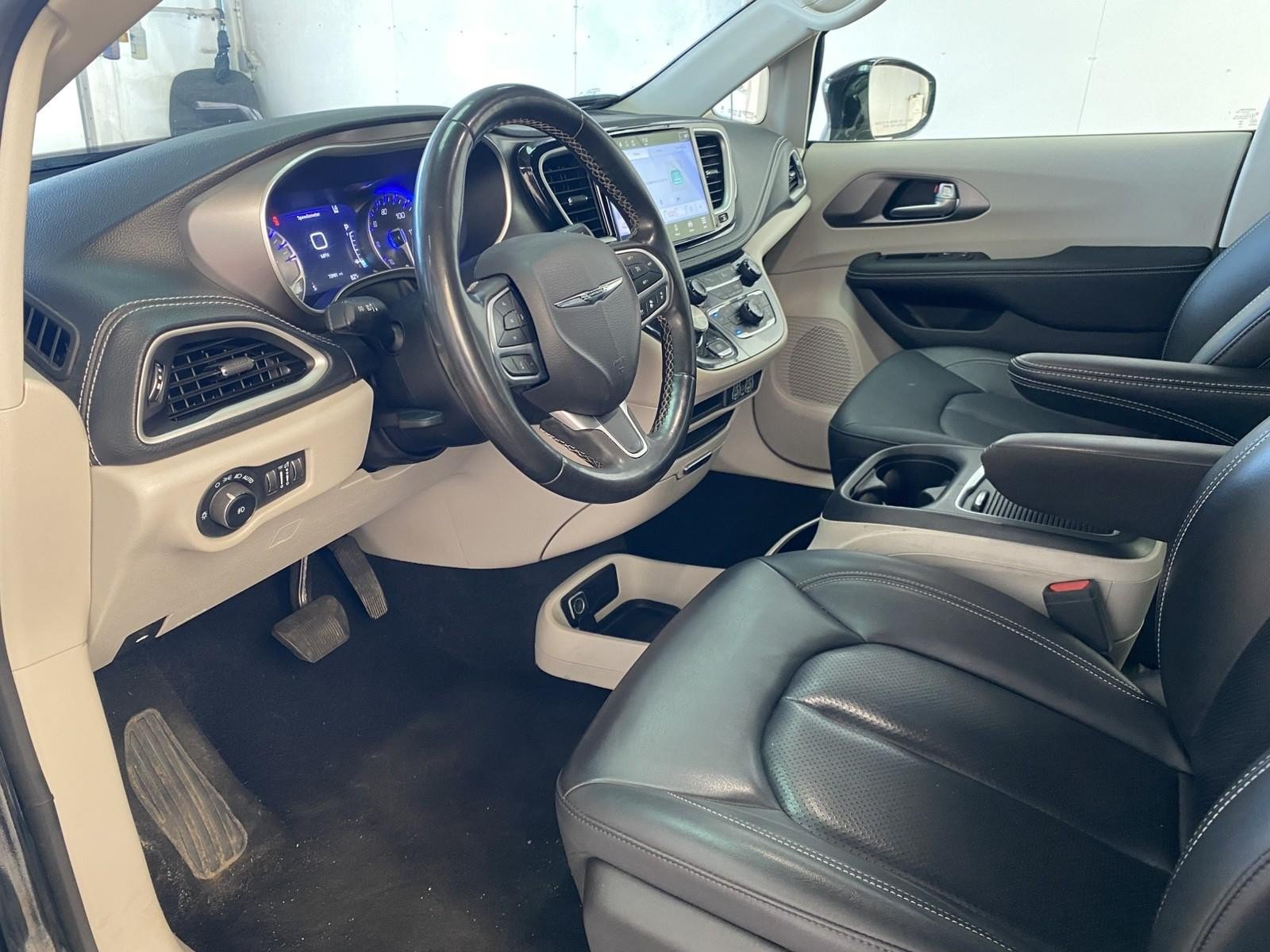 Used 2024 Chrysler Pacifica Touring-L FWD image 18