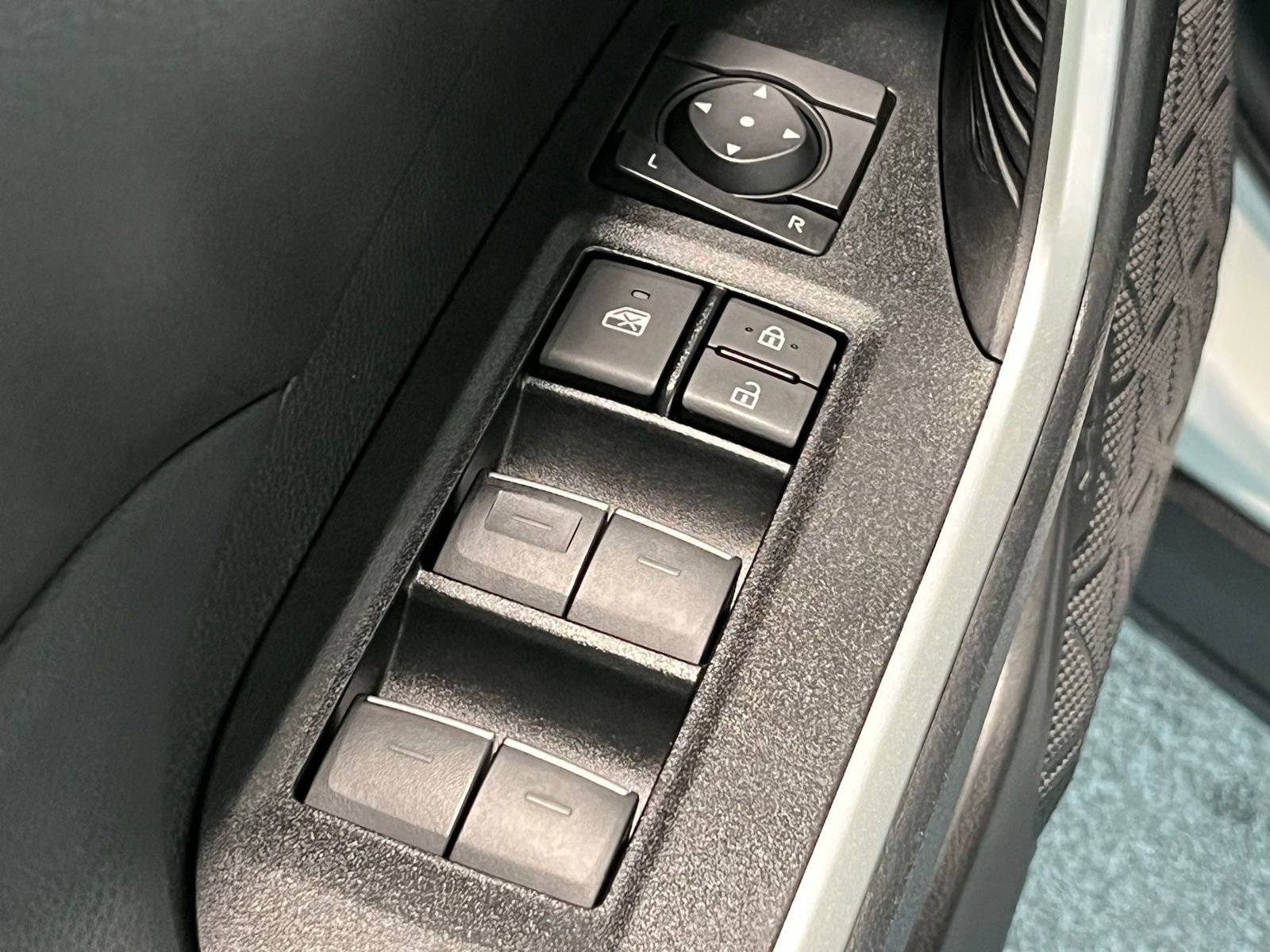 Used 2025 Toyota RAV4 XLE AWD/4WD image 34