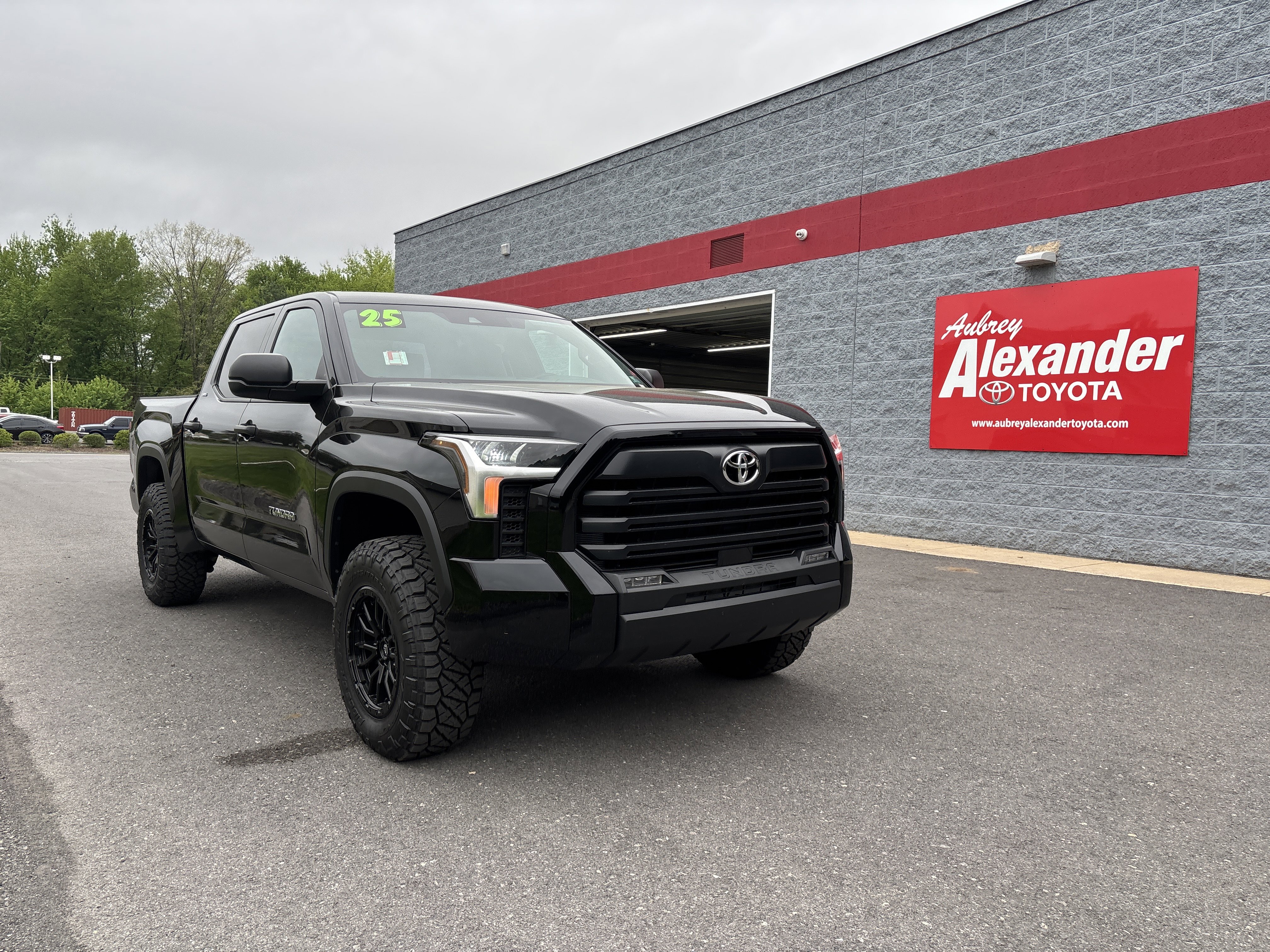 Used 2025 Toyota Tundra SR5 AWD/4WD image 1