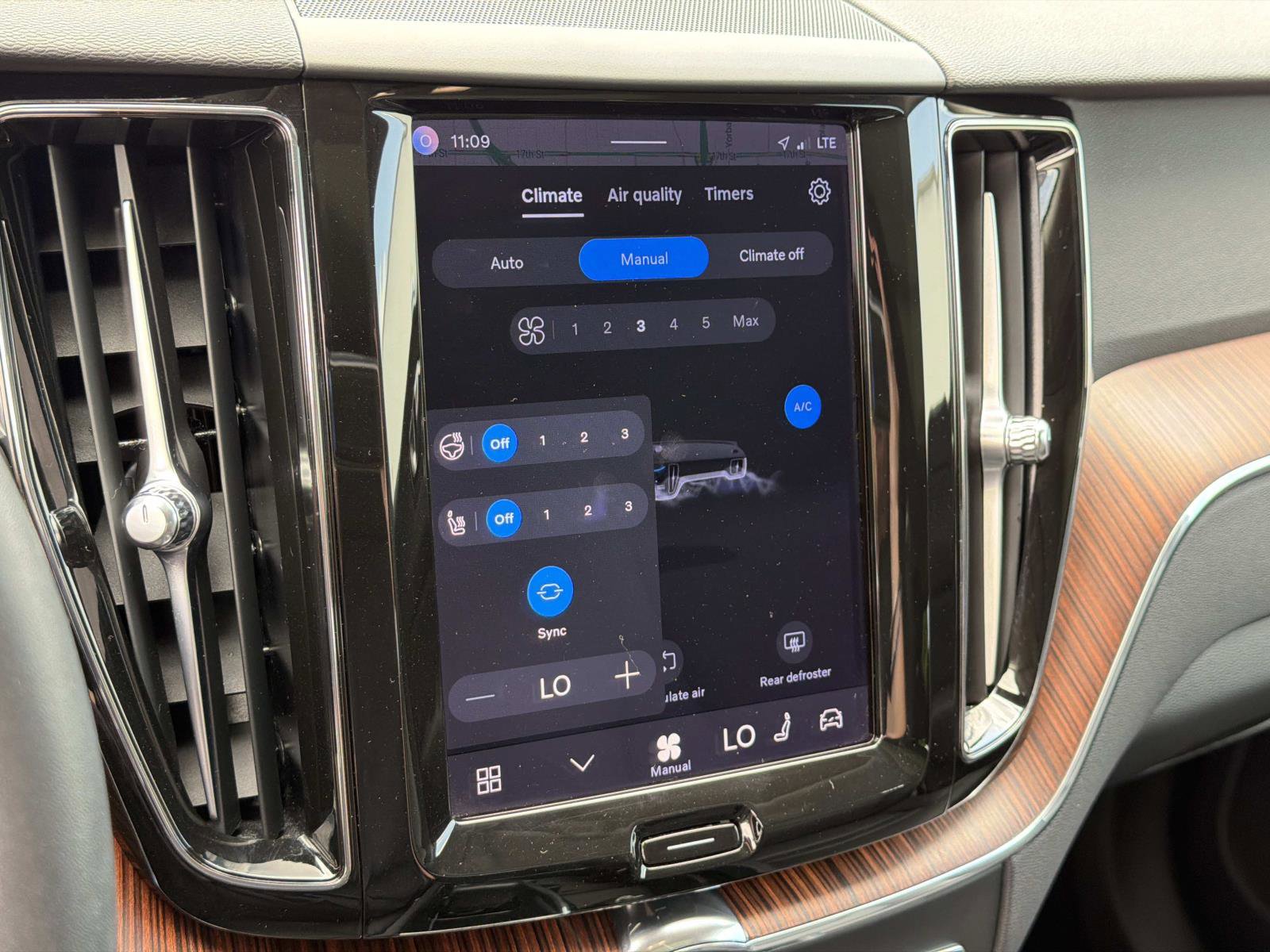 Certified 2023 Volvo XC60 B5 Plus AWD/4WD image 12