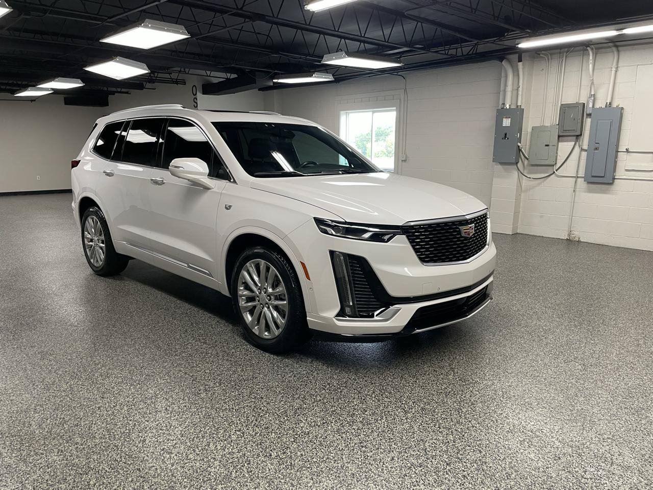 Used 2025 Cadillac XT6 Premium Luxury w/ Technology Package FWD image 4