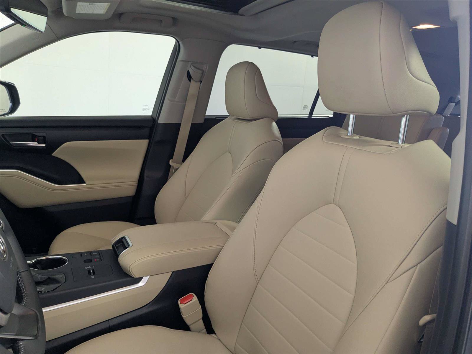 Certified 2025 Toyota Highlander XLE FWD image 13
