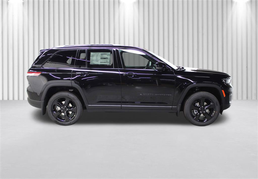 New 2025 Jeep Grand Cherokee Laredo image 2