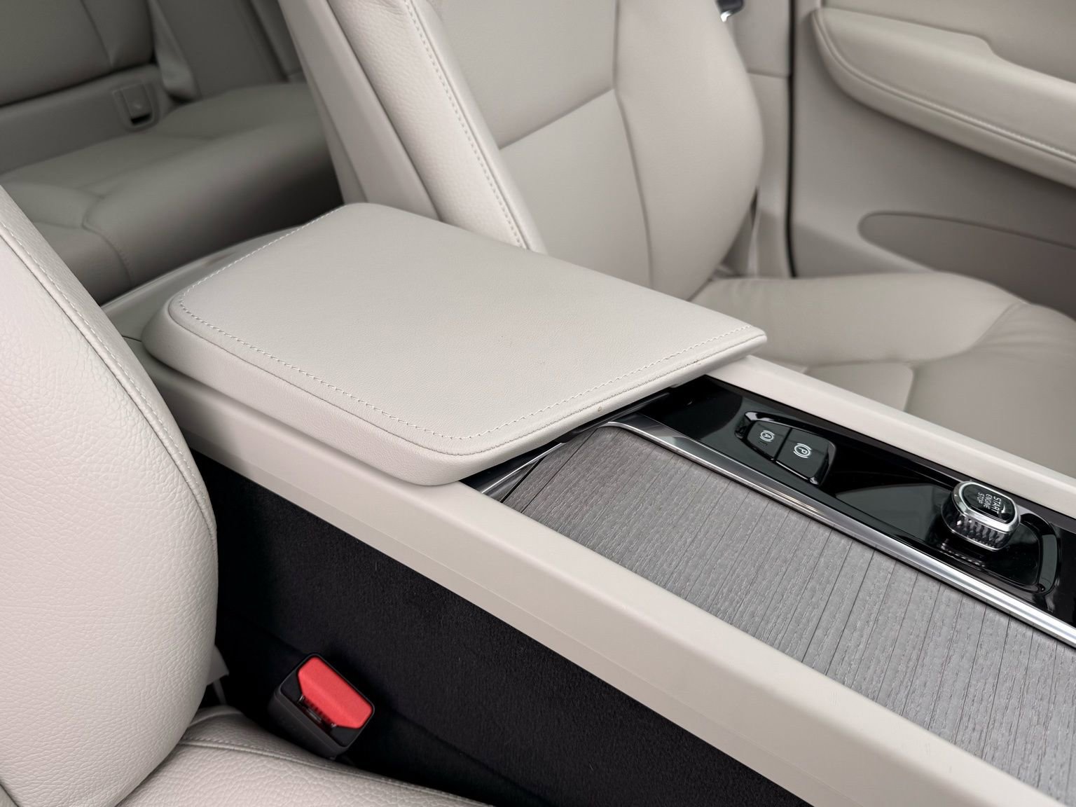 Used 2025 Volvo XC60 T8 Plus w/ Protection Package Premier image 29