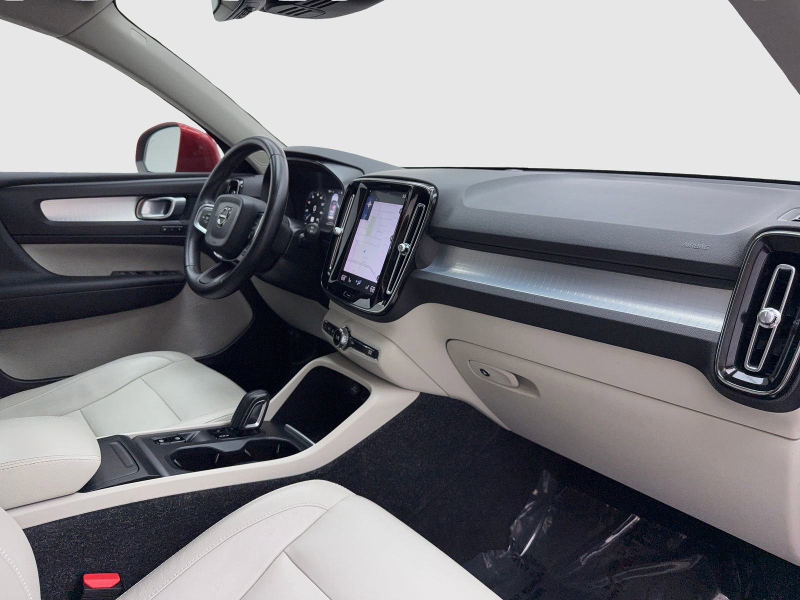 Used 2019 Volvo XC40 T4 Momentum image 44