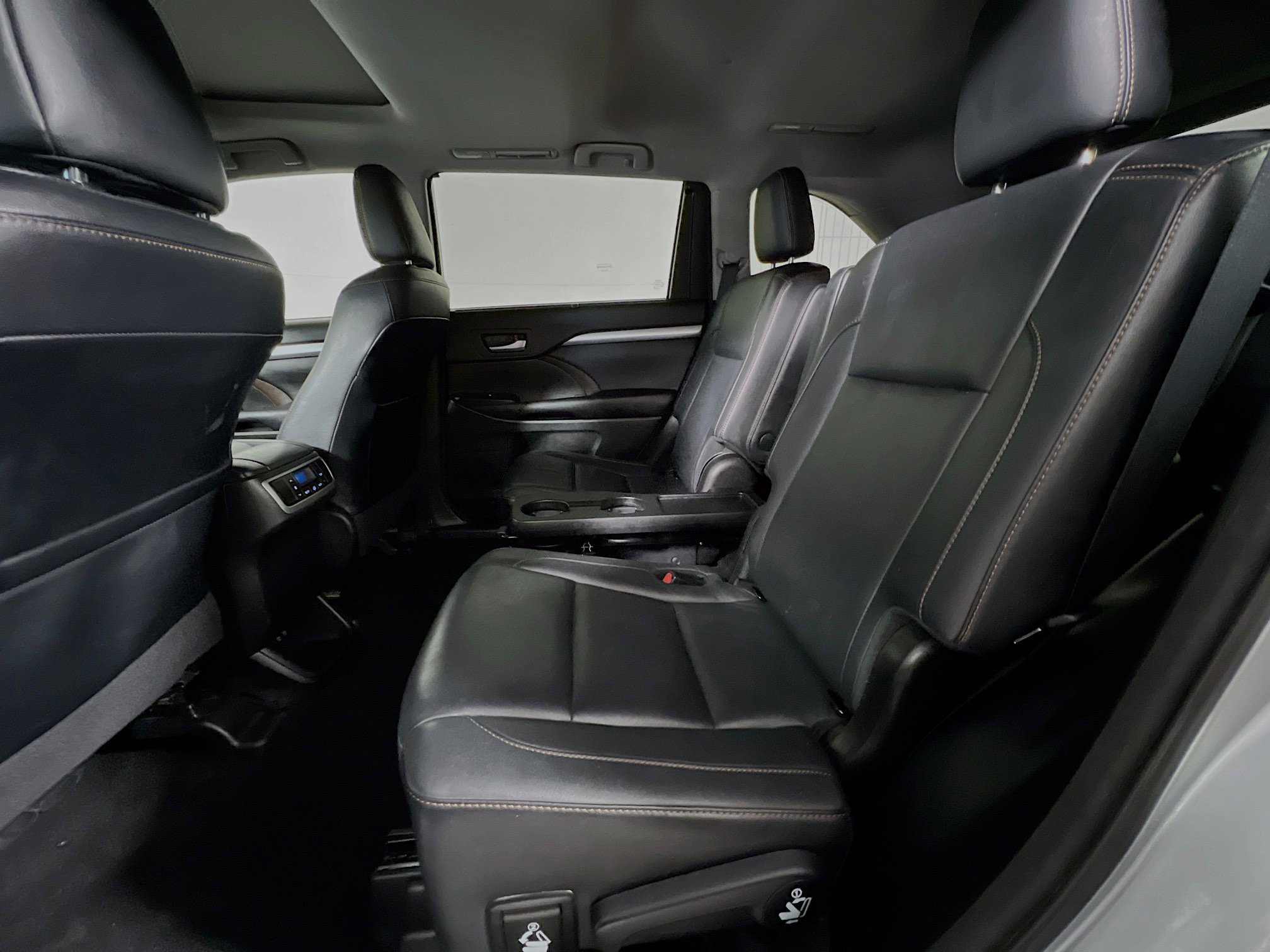 Used 2017 Toyota Highlander XLE image 29