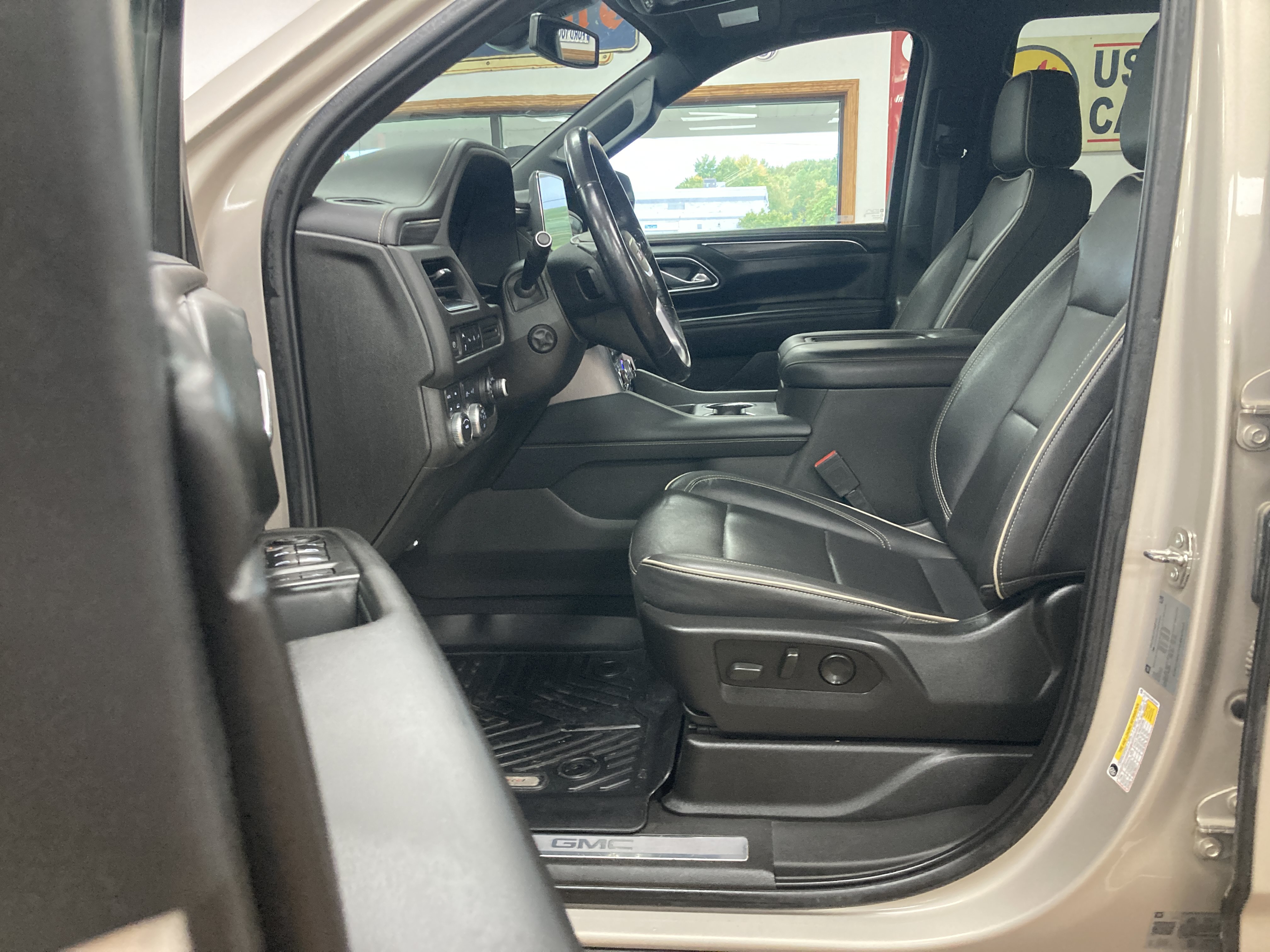 Used 2021 GMC Yukon SLT w/ SLT Premium Package AWD/4WD image 11