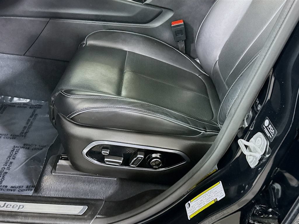 Used 2023 Jeep Grand Cherokee Overland w/ Luxury Tech Group IV AWD/4WD image 27