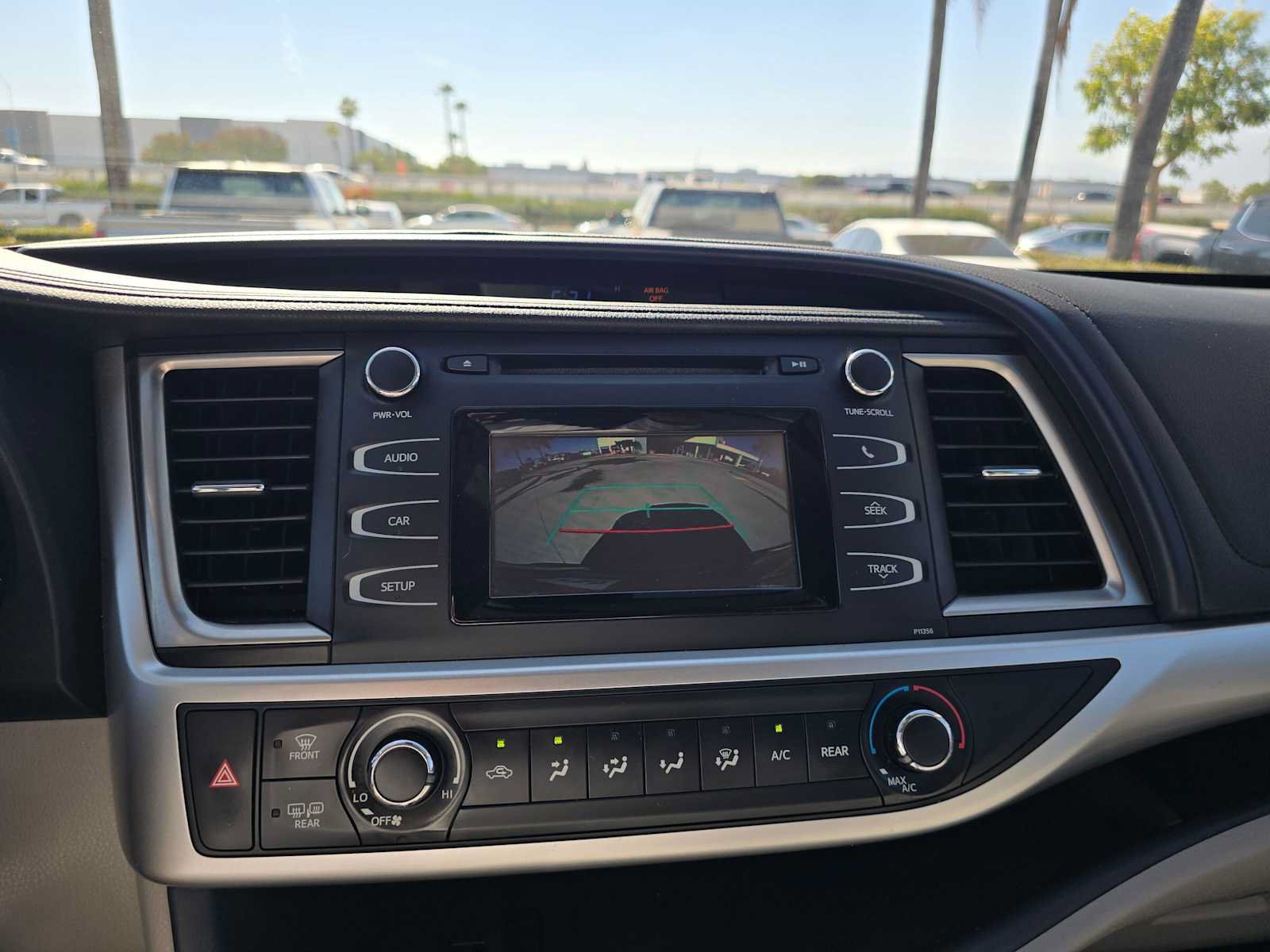 Used 2018 Toyota Highlander LE FWD image 28
