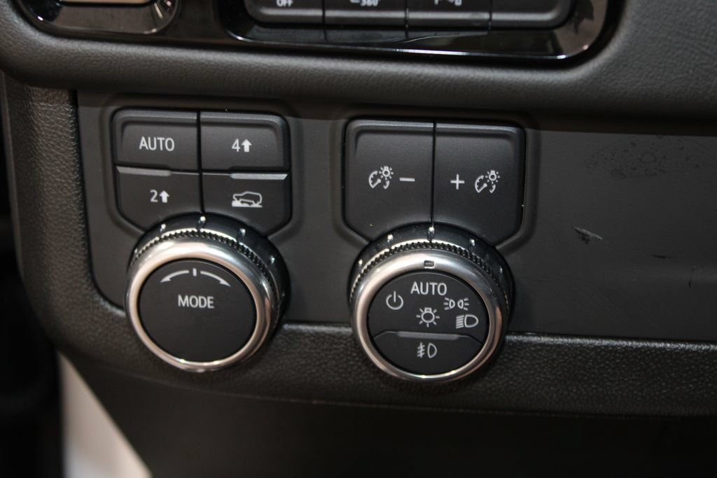 Used 2025 GMC Yukon XL Denali AWD/4WD image 47