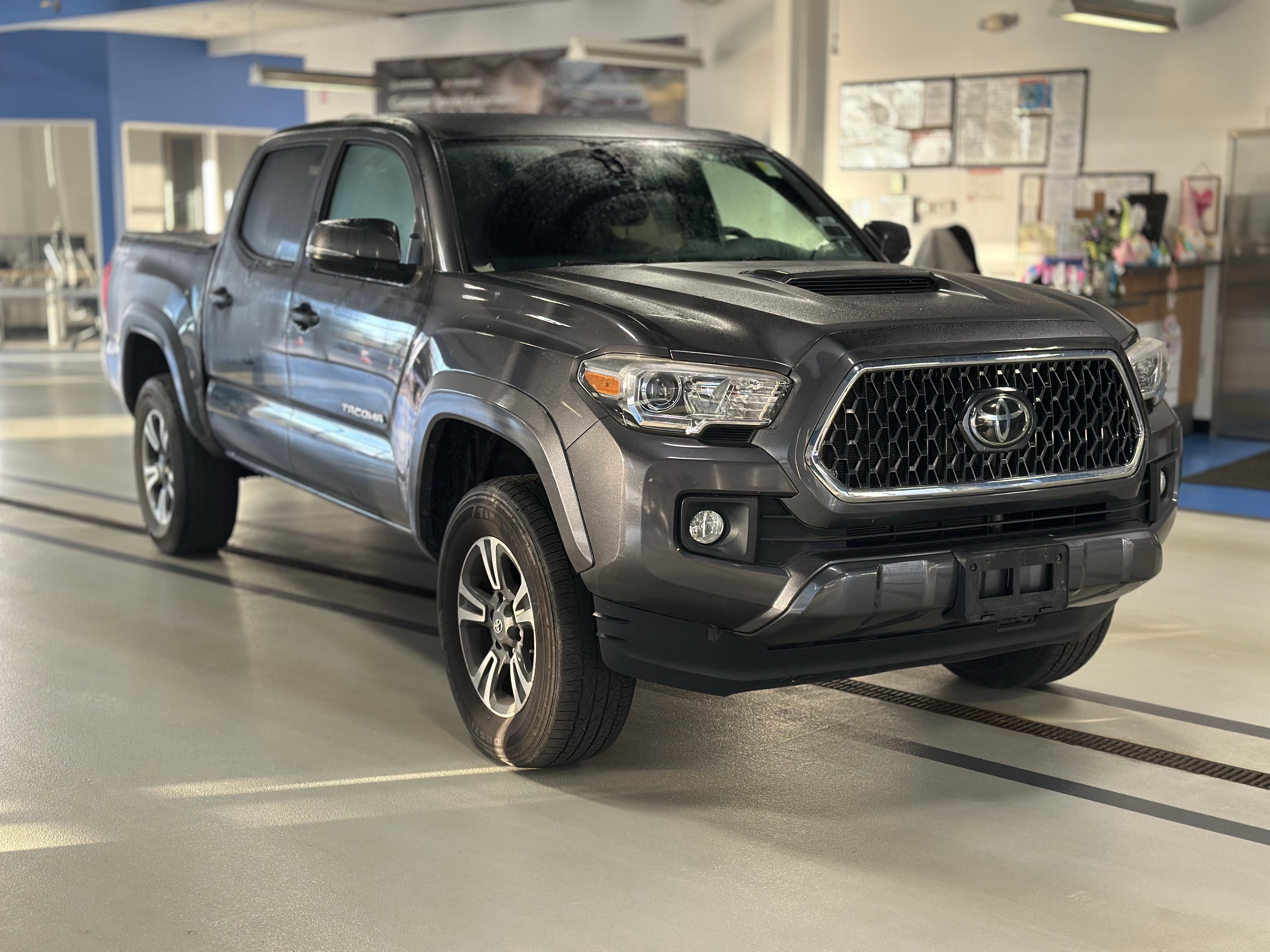Used 2018 Toyota Tacoma TRD Sport AWD/4WD image 3