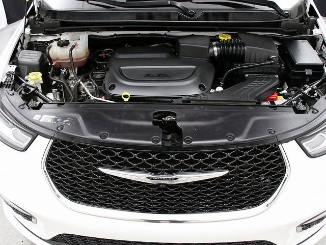 Used 2024 Chrysler Pacifica Touring-L image 28