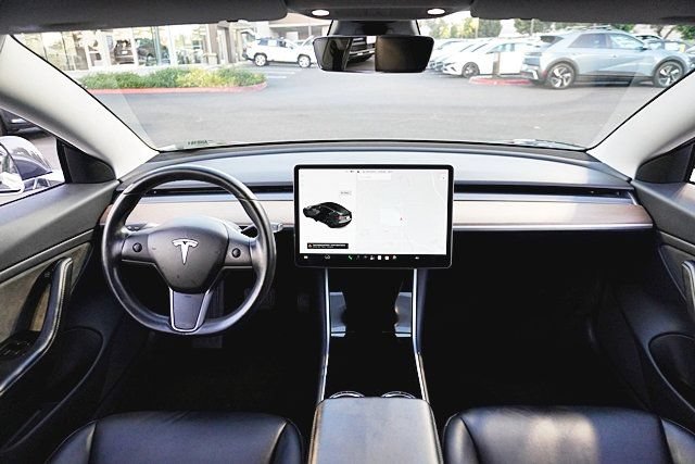 Used 2019 Tesla Model 3 Mid Range RWD image 29