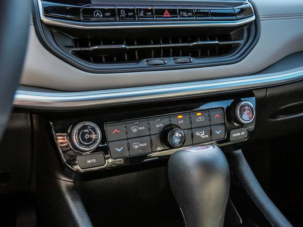 Used 2025 Jeep Compass Limited image 32