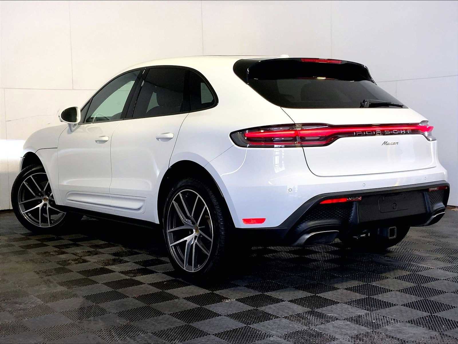 Certified 2026 Porsche Macan AWD/4WD image 3