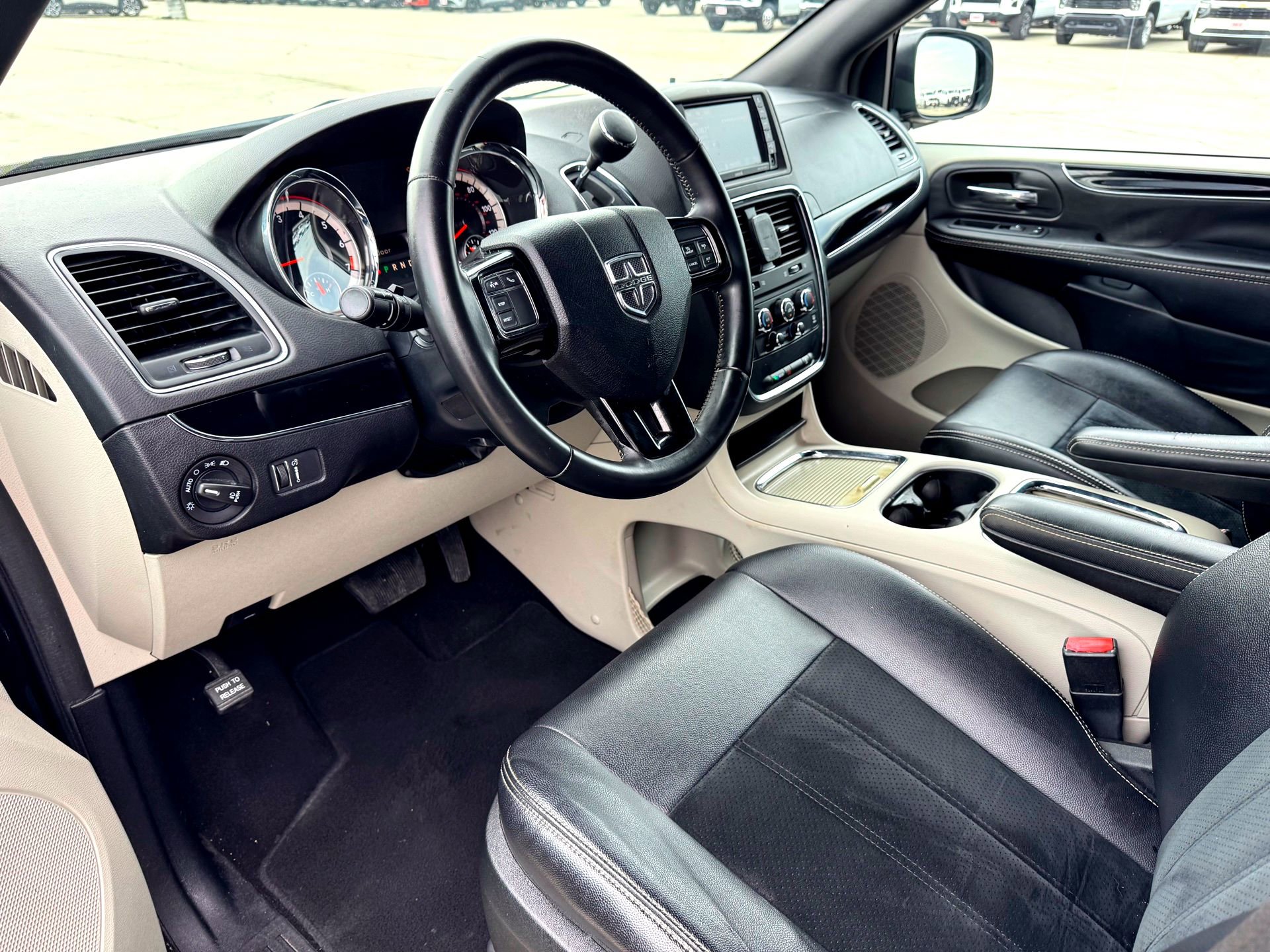 Used 2018 Dodge Grand Caravan SXT image 12