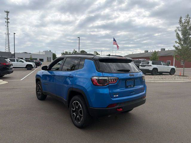 Certified 2025 Jeep Compass Trailhawk AWD/4WD image 3