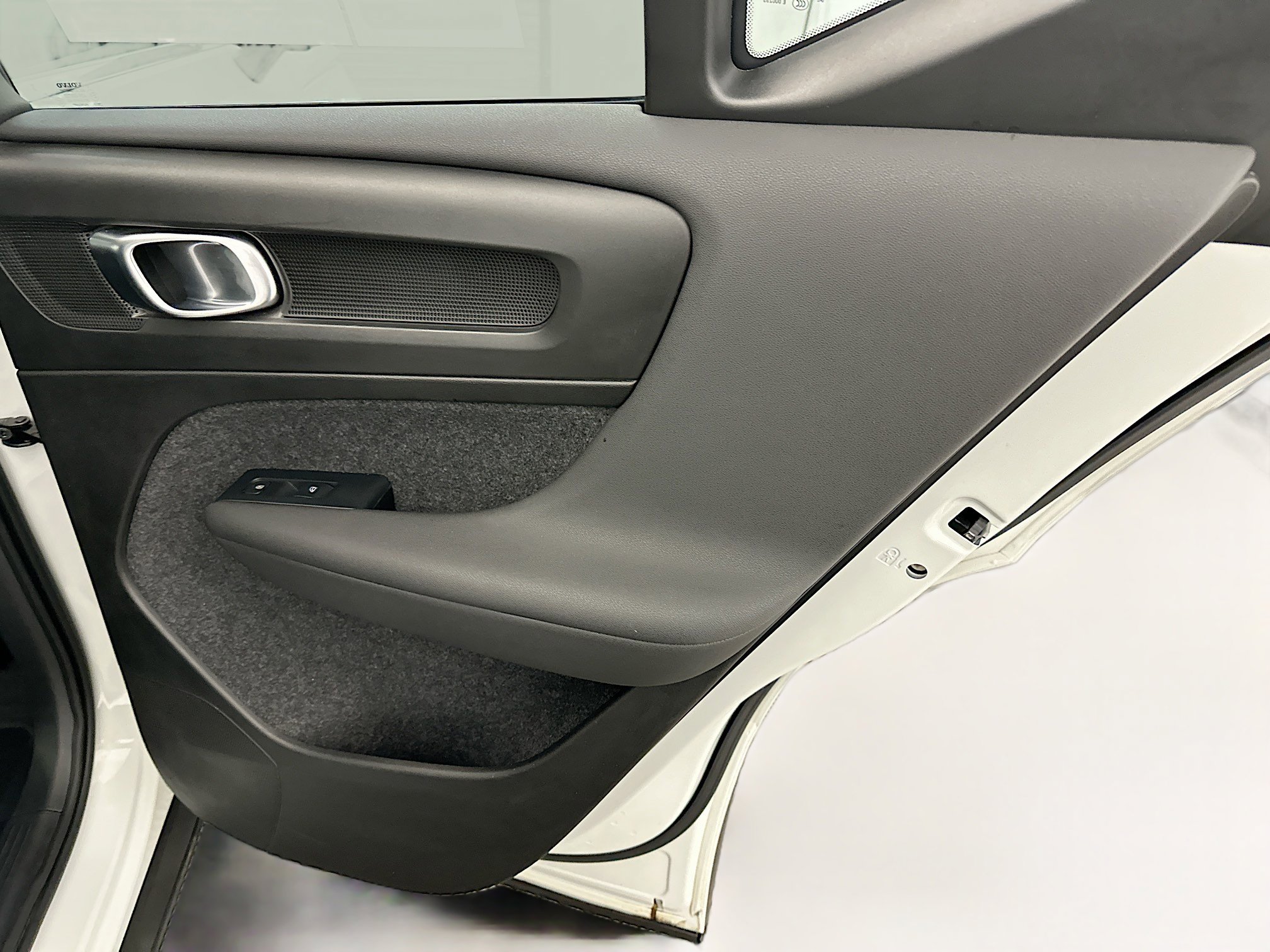 Used 2025 Volvo XC40 B5 Plus image 33