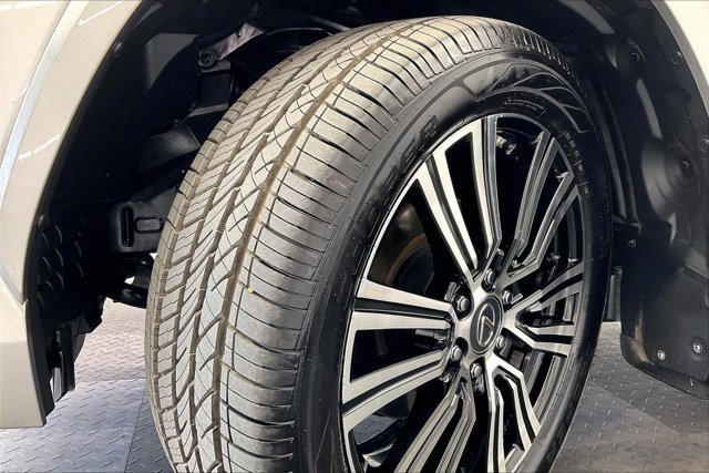 Used 2022 Lexus LX 600 4WD w/ Luxury Package image 34