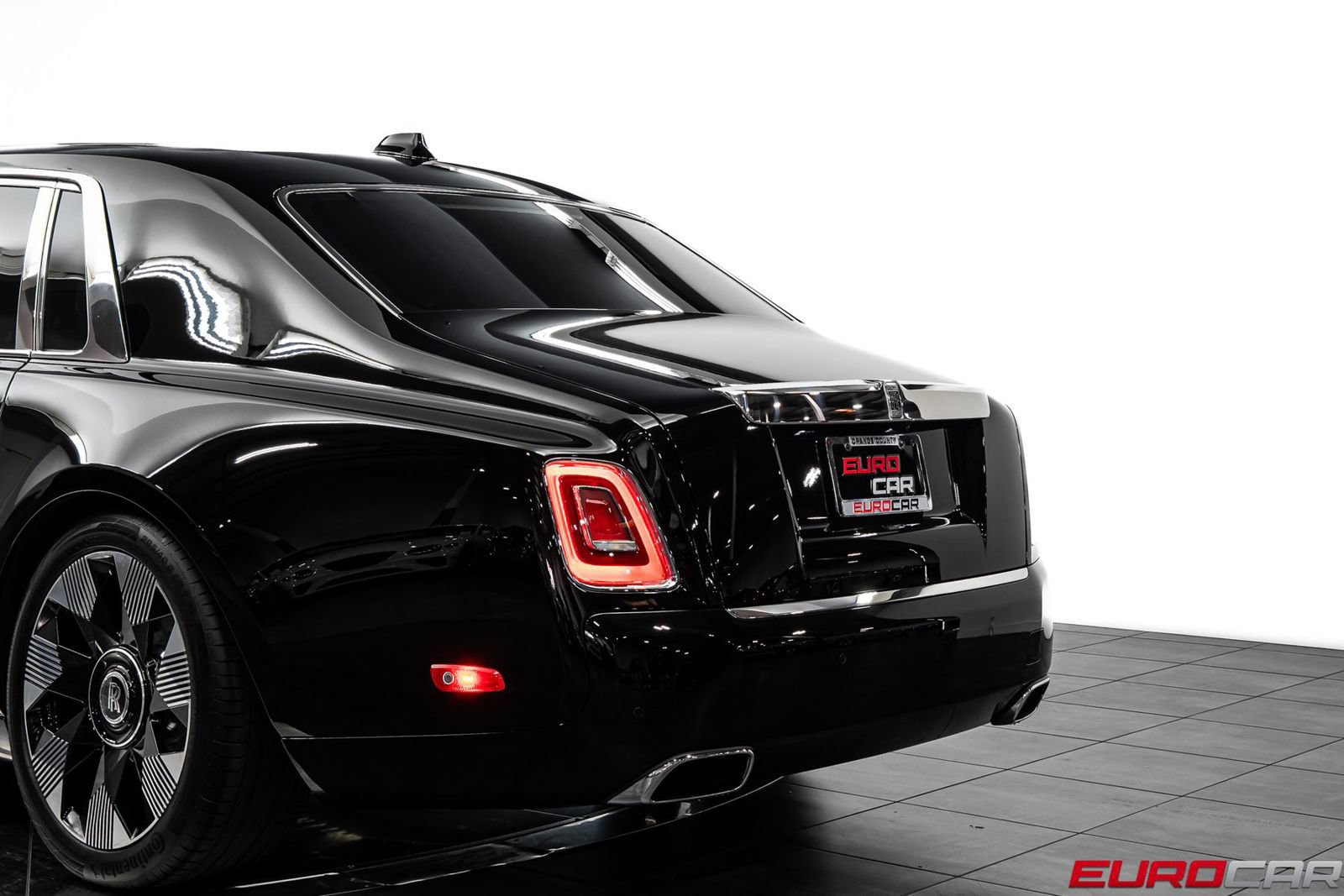 Used 2024 Rolls-Royce Phantom Sedan w/ The Phantom Package RWD image 18